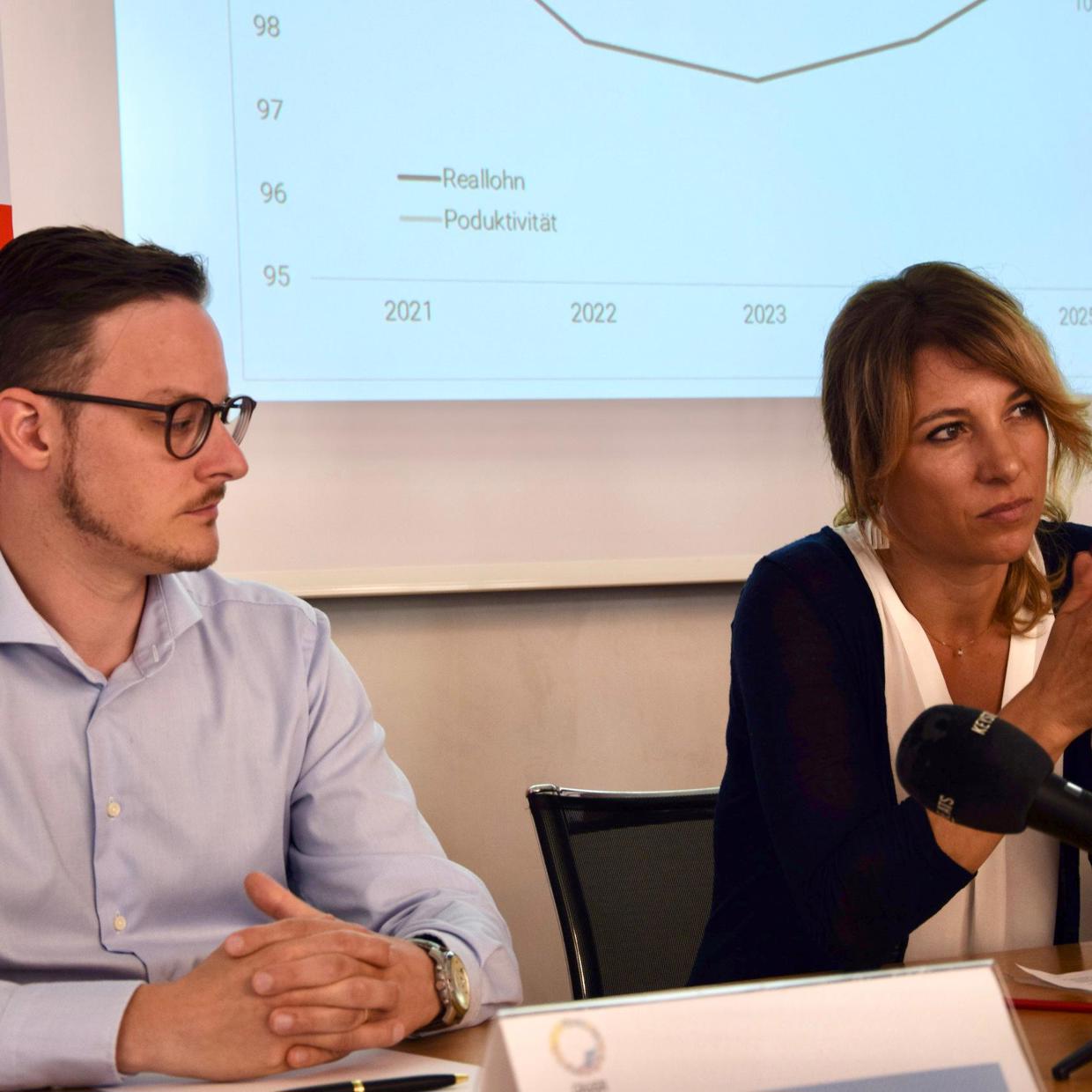 Greta Gysin et Roger Lang (HGU) lors de la conférence de presse donnée aujourd'hui par Travail.Suisse.
